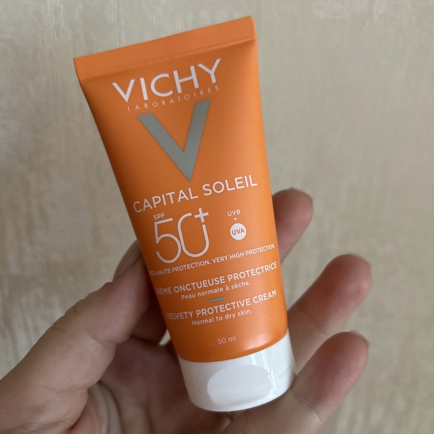 كريم فيشي كابيتال سوليل المخملي الواقي من الشمس للوجه – Vichy Capital Soleil UV-Age Daily / Velvet Cream SPF 50+ — صورة 4